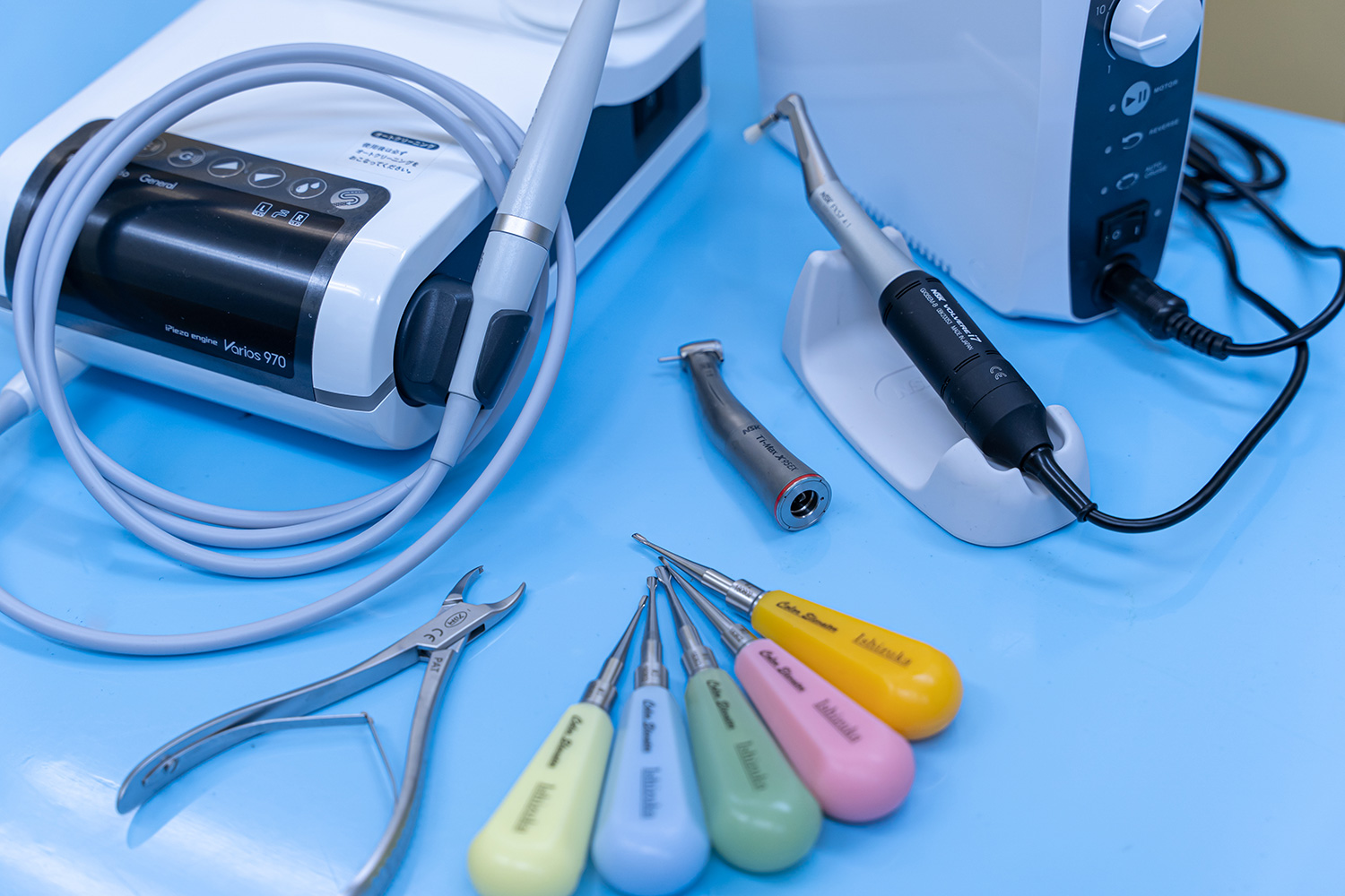 歯科治療機器（超音波スケーラー、研磨およびドリル、抜歯用器具）